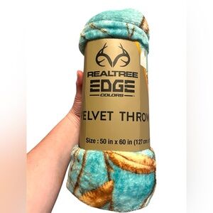 NWT Realtree Edge Colors Velvet Throw Blanket, 50 in x 60 in